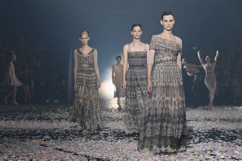 causa romania moda dior mamurales|APROPIACIONISMO CULTURAL EN LA MODA: DIOR Y LA .